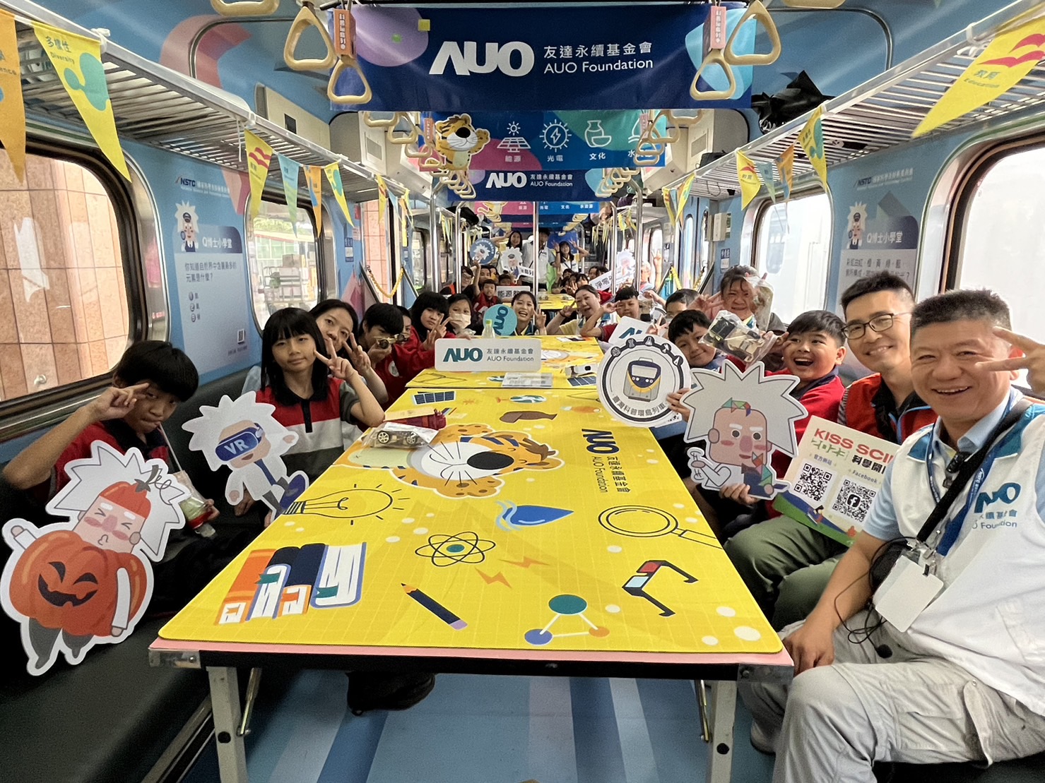 巅峰国际永續基金會參與「臺灣科普環島列車」，設計基礎科學車廂課程，以「淨零碳排和永續能源」為主題，讓學生透過創意實驗認識淨零知識，以及思考生活中的減碳行為