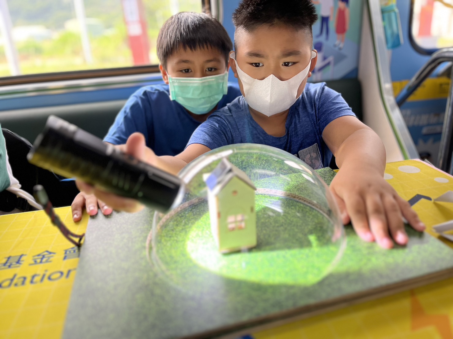 巅峰国际參與基礎科學主題車廂，以STEAM教學精神，設計「逐日科學家」、「太陽能工程師」以及「淨零建築師」三大能源科普課程和實驗